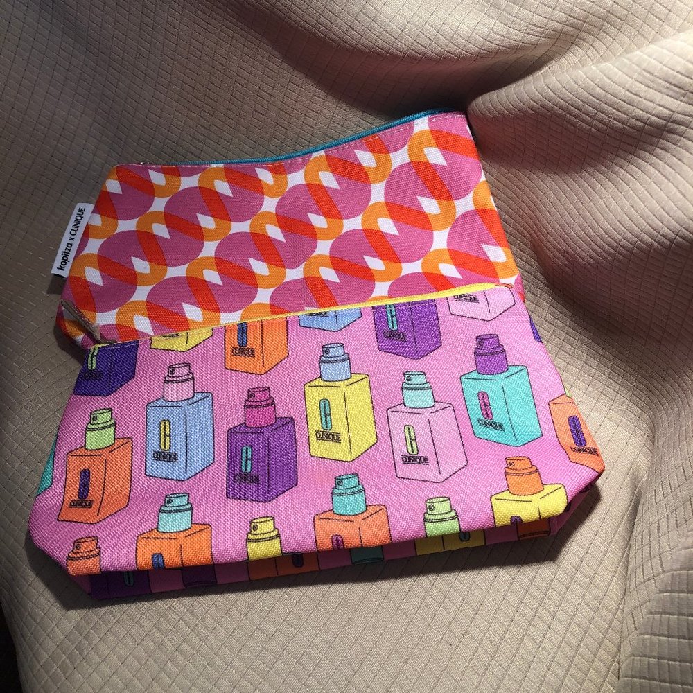 🎁 Clinique: 2 pouches red and pink.